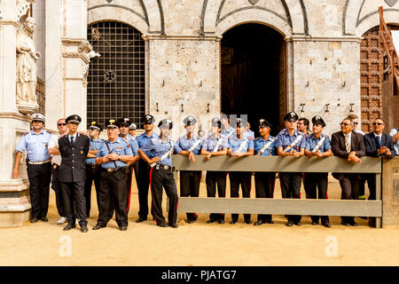 Un groupe d'agents de police siennois attendre le début de la Palio, la Piazza del Campo, Sienne, Italie Banque D'Images