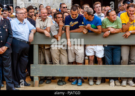 La population locale pour le Palio d'attente pour commencer, la Piazza del Campo, le Palio di Siena, Sienne, Italie Banque D'Images