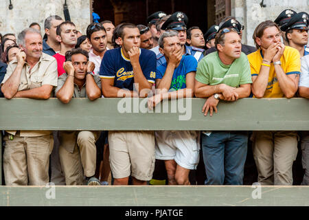 La population locale pour le Palio d'attente pour commencer, la Piazza del Campo, le Palio di Siena, Sienne, Italie Banque D'Images