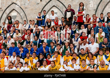 Contradioli (Via) Les membres des dix Contradas concurrentes s'asseoir pour regarder le Palio, le Palio di Siena, Sienne, Italie Banque D'Images