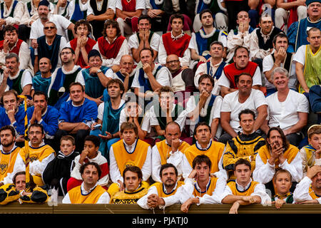 Contradioli (Via) Les membres des dix Contradas concurrentes s'asseoir pour regarder le Palio, le Palio di Siena, Sienne, Italie Banque D'Images