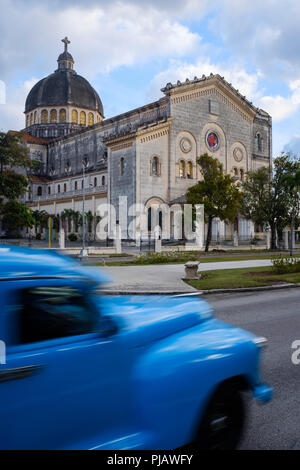 La HAVANE, CUBA - CIRCA MARS 2017 : Vieille voiture classique en face de l'Église Historique Jesús de Miramar. Banque D'Images