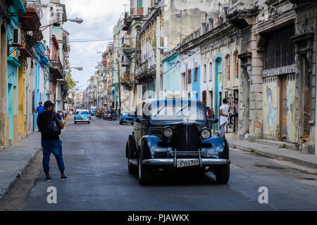 La HAVANE, CUBA - CIRCA MARS 2017 : Vieille voiture, taxi dans les rues de La Havane. Banque D'Images