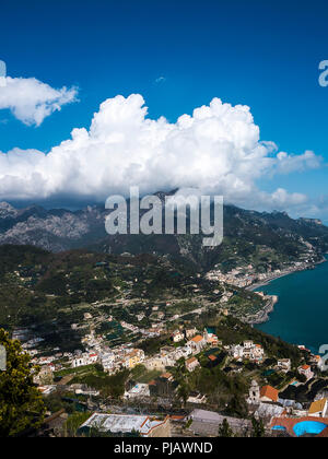 À la recherche jusqu'à la Côte Amalfitaine depuis les montagnes au-dessus de la ville Banque D'Images