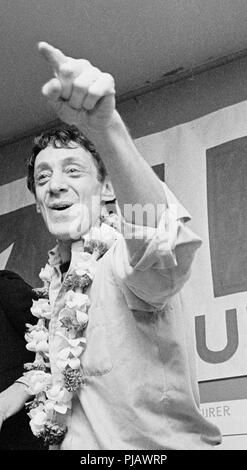 Gay-candidat à San Francisco office Superviseur, Harvey Milk, célèbre la victoire le soir des élections à San Francisco. 1977 Banque D'Images