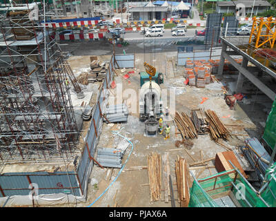 Site de construction sur les progrès réalisés sur le site. La construction de la structure du bâtiment est encore à ses débuts. Les travaux de terrassement sont également en cours. Banque D'Images