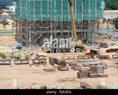 Site de construction sur les progrès réalisés sur le site. La construction de la structure du bâtiment est encore à ses débuts. Les travaux de terrassement sont également en cours. Banque D'Images