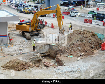 Site de construction sur les progrès réalisés sur le site. La construction de la structure du bâtiment est encore à ses débuts. Les travaux de terrassement sont également en cours. Banque D'Images