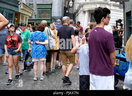 Les touristes dans le monde de Harry Potter à Universal Studios à Orlando, Floride Banque D'Images