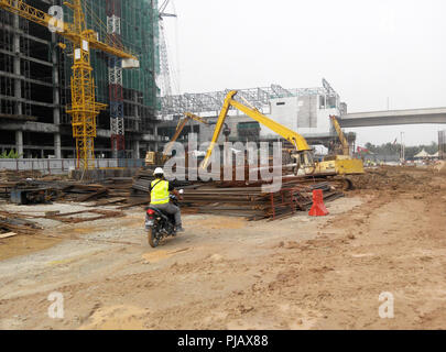 Site de construction sur les progrès réalisés sur le site. La construction de la structure du bâtiment est encore à ses débuts. Les travaux de terrassement sont également en cours. Banque D'Images