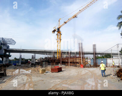 Site de construction sur les progrès réalisés sur le site. La construction de la structure du bâtiment est encore à ses débuts. Les travaux de terrassement sont également en cours. Banque D'Images