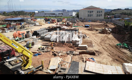 Site de construction sur les progrès réalisés sur le site. La construction de la structure du bâtiment est encore à ses débuts. Les travaux de terrassement sont également en cours. Banque D'Images