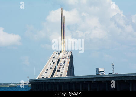 Le Sunshine Skyway Bridge s'étend sur la baie de Tampa en Floride, USA Banque D'Images