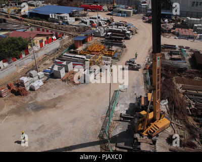 Site de construction sur les progrès réalisés sur le site. La construction de la structure du bâtiment est encore à ses débuts. Les travaux de terrassement sont également en cours. Banque D'Images