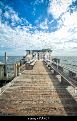 La canne et moulinet Pier est une attraction touristique populaire dans la ville pittoresque de Anna Maria Island, sur le coût du golfe de Floride, États-Unis Banque D'Images