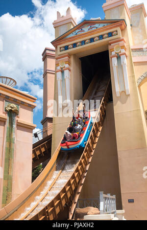 Le voyage jusqu'à l'Atlantide en suspension, Seaworld Orlando, Floride, est un coaster de l'eau Banque D'Images