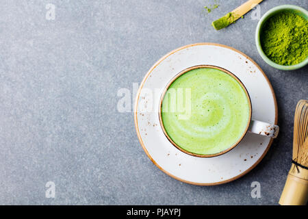 Thé vert matcha latte dans une tasse. Vue d'en haut. Copier l'espace. Banque D'Images