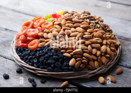Assortiment de noix et fruits secs. Alimentation saine. Fond de bois. Close up. Banque D'Images