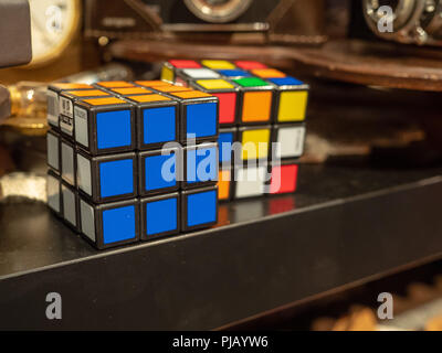 Deux cubes de Rubik assis en vente dans un magasin d'antiquités autour d'autres bizarreries Banque D'Images