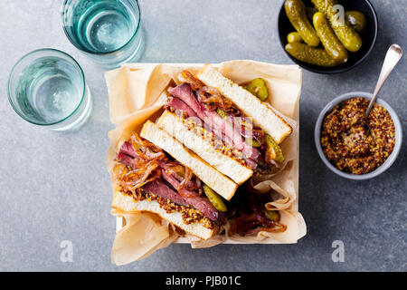 Sandwich avec le rôti de bœuf en boîte en bois. Vue d'en haut. Banque D'Images