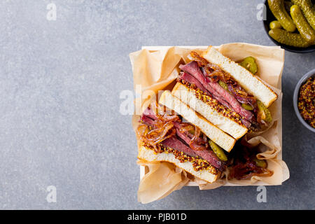 Sandwich avec le rôti de bœuf en boîte en bois. Vue d'en haut. Copier l'espace. Banque D'Images