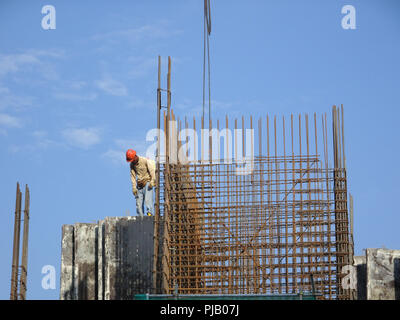 Les travailleurs de la construction de l'installation de la barre de renfort sur le chantier de construction. La barre de renfort est l'élément principal pour le renforcement du béton. Banque D'Images