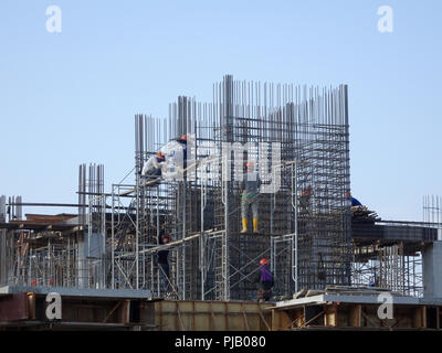 Les travailleurs de la construction de l'installation de la barre de renfort sur le chantier de construction. La barre de renfort est l'élément principal pour le renforcement du béton. Banque D'Images