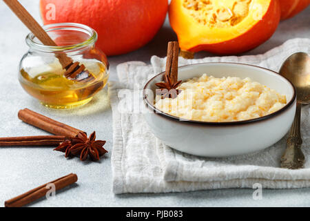 Délicieux gruau de riz à la citrouille, miel, cannelle et anis étoilé. Petit déjeuner santé diète. Selective focus Banque D'Images