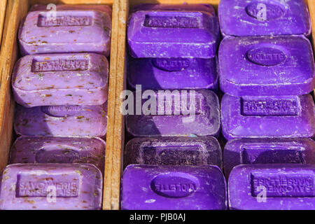 Savon artisanal naturel coloré français avec lavande et violet odeur dans des caisses en bois dans un marché à Marseille, Provence, France Banque D'Images