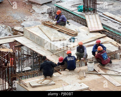 Les travailleurs de la construction de l'installation de la barre de renfort sur le chantier de construction. La barre de renfort est l'élément principal pour le renforcement du béton. Banque D'Images