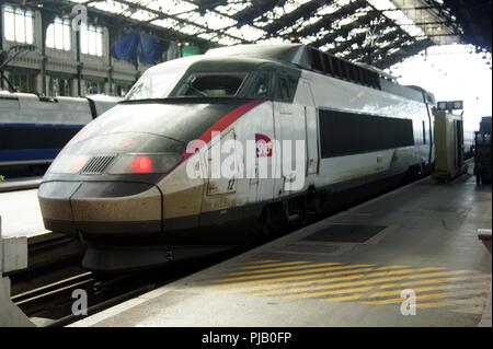 Jeu de 12 TGV SNCF à Gare de Lyon, Paris, France Banque D'Images