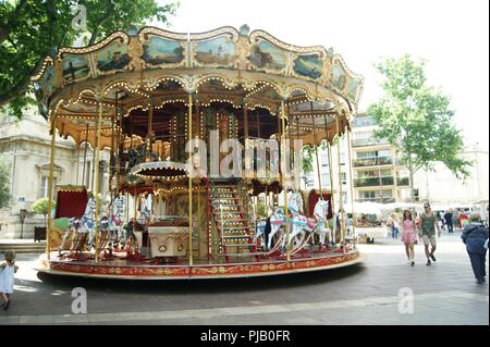 Fête foraine carrousel ride à Avignon, France Banque D'Images