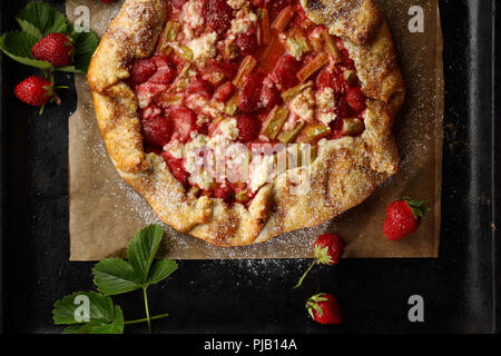 La rhubarbe et fraises galette sur le bac, de l'alimentation vue d'en haut Banque D'Images