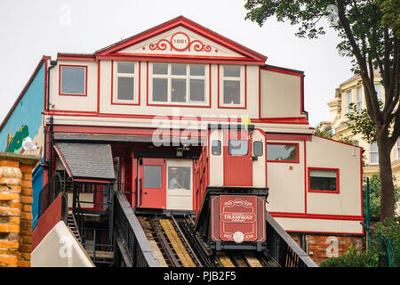 Tramway historique originale d'exécution dans le centre de Scarborough en tenant les passagers de et vers la Plage du Sud. Banque D'Images