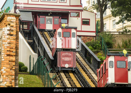 Tramway historique originale d'exécution dans le centre de Scarborough en tenant les passagers de et vers la Plage du Sud. Banque D'Images