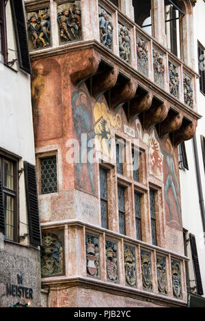 Les Goldenes Dachl d'Innsbruck sculptent des armoiries et des fresques peintes en 1500 par Jörg Kölderer, capitale de l'État fédéral autrichien du Tyrol. Banque D'Images