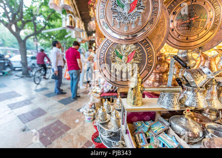 Vue d'un magasin avec beaucoup de pots de café en cuivre sur le premier plan en vente à Sanliurfa, en Turquie.18 juin 2018 Banque D'Images