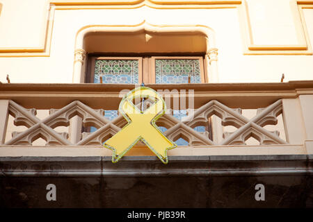 Ruban jaune sur l'indépendance catalane de l'Hôtel de ville de Sitges en Espagne Banque D'Images