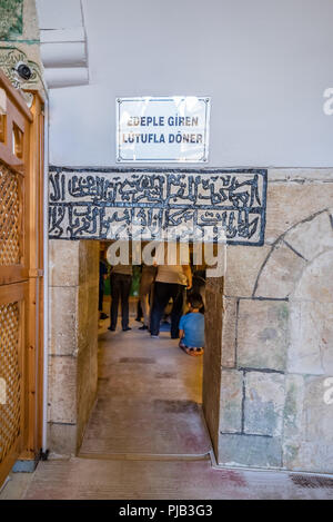 Vue de l'intérieur de la grotte où le prophète Abraham est né à la cour intérieure de la mosquée Mevlidi Halil à Sanliurfa, en Turquie.19 juillet 2018 Banque D'Images