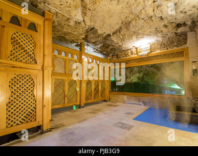 Vue de l'intérieur de la grotte où le prophète Abraham est né à la cour intérieure de la mosquée Mevlidi Halil à Sanliurfa, en Turquie. Banque D'Images