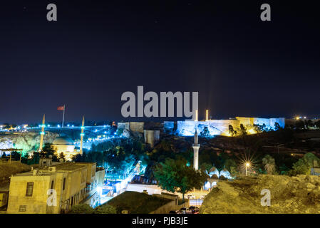 Monuments de Sanliurfa ville tels que Château d'Urfa,lac,Poisson Rizvaniye et Mevlidi Halil mosquées de Golbasi Park,Sanliurfa.Turquie.19 juillet 2018 Banque D'Images