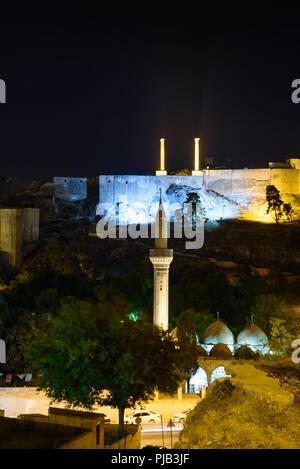 Monuments de Sanliurfa ville tels que Château d'Urfa minaret également et dômes des mosquées Rizvaniye,Parc de Golbasi Dans Sanliurfa.la Turquie. Banque D'Images