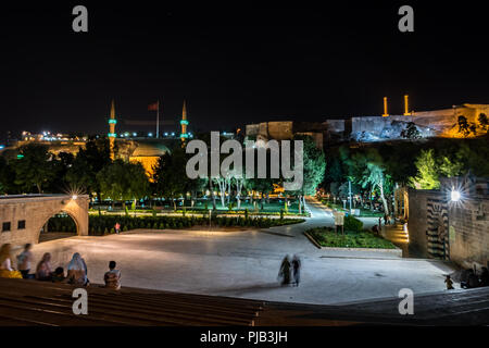 Monuments de Sanliurfa ville tels que Château d'Urfa,lac,Poisson Rizvaniye et Mevlidi Halil mosquées de Golbasi Park,Sanliurfa.Turquie.19 juillet 2018 Banque D'Images