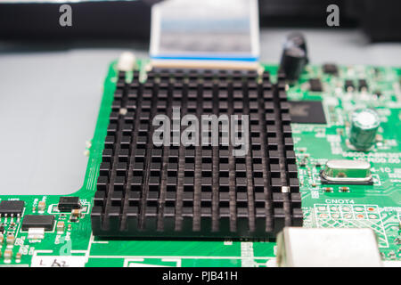 Dissipateur thermique sur la platine principale de la télévision Banque D'Images