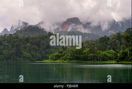 Formations karstiques et luxuriante forêt tropicale entourent Chiew Lan Lake Lac Cheow Lan ou le parc national de Khao Sok, Thaïlande Banque D'Images