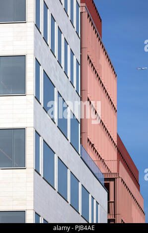 Vue rapprochée de façades contrastées. Centre de l'Aga Khan, Londres, Royaume-Uni. Architecte : Maki and Associates, 2018. Banque D'Images