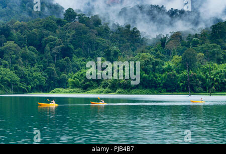 Formations karstiques et luxuriante forêt tropicale entourent Chiew Lan Lake Lac Cheow Lan ou le parc national de Khao Sok, Thaïlande Banque D'Images