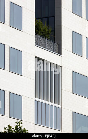 Détail de la façade extérieure. Centre de l'Aga Khan, Londres, Royaume-Uni. Architecte : Maki and Associates, 2018. Banque D'Images
