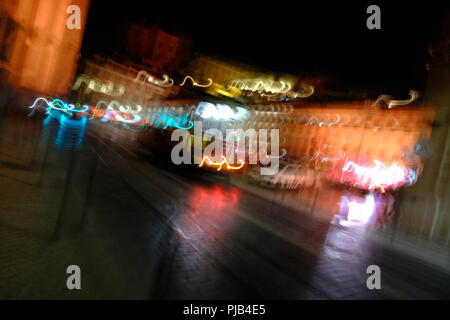 Abstract light trails floue sur les rues de Lisbonne Banque D'Images