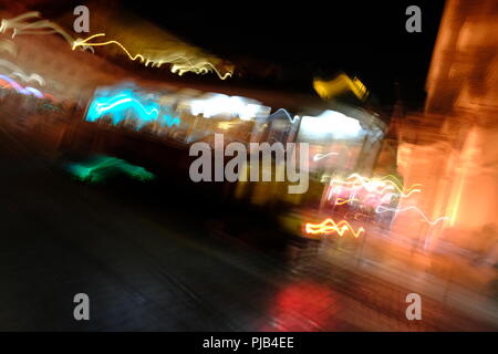 Abstract light trails floue sur les rues de Lisbonne Banque D'Images